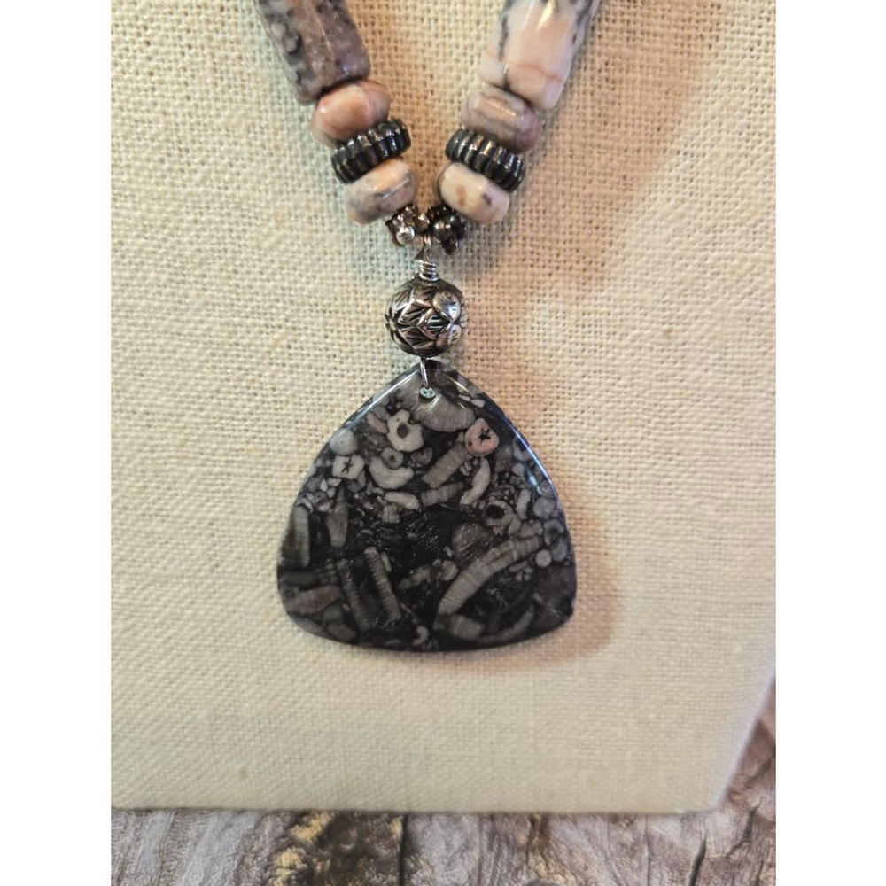 Pink and Black Beaded Necklace with Pendant Beautiful Colors Hand Made (046) - Picture 2 of 6